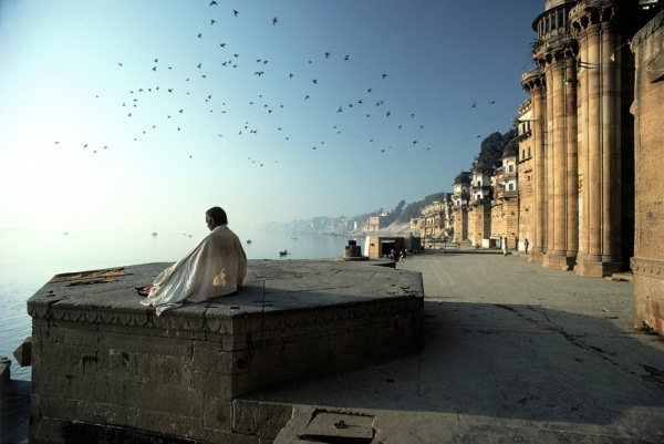 Méditation, Ghats de Bénarès - Meditation au lever du soleil sur les ghats de Varanasi