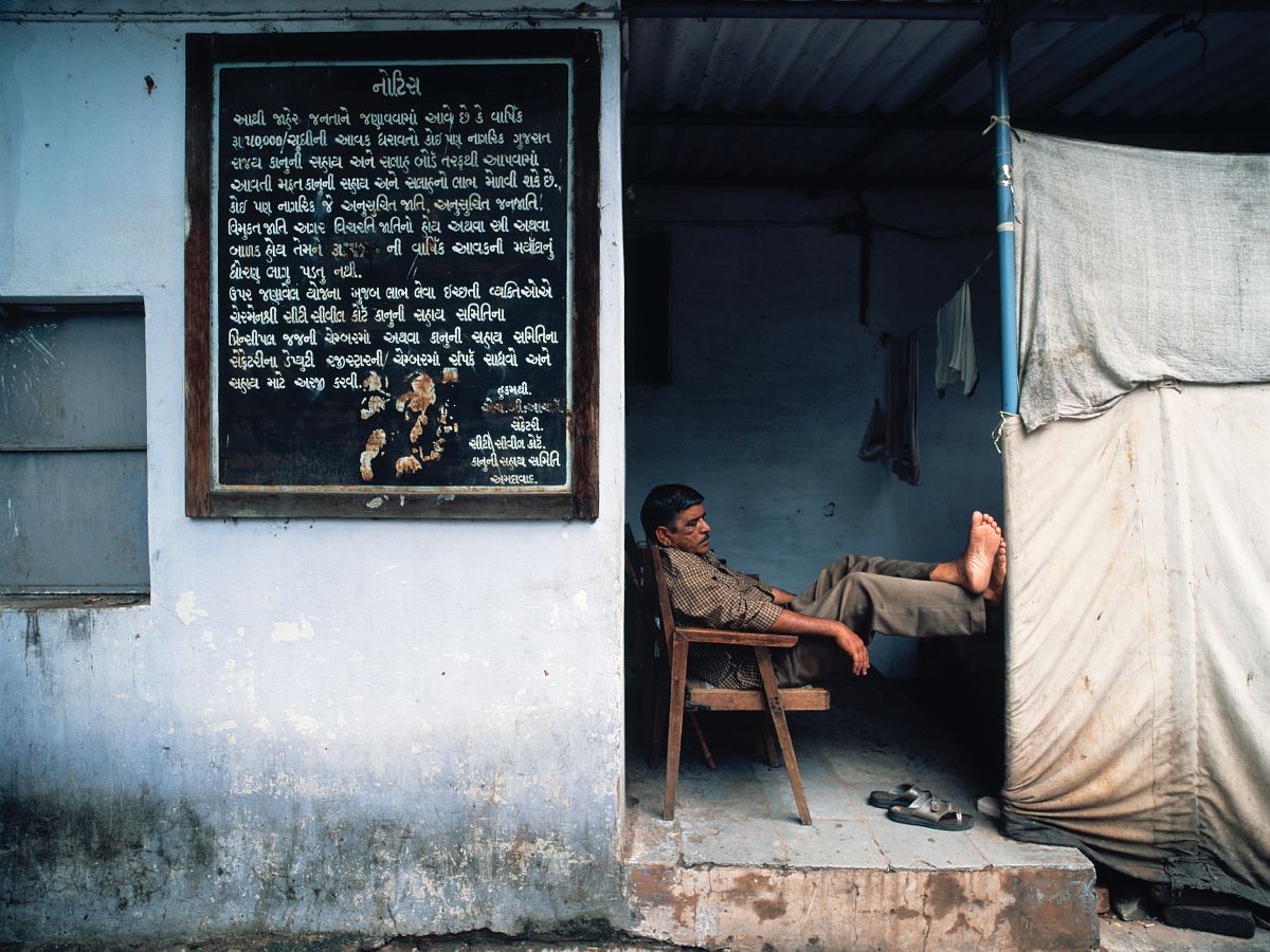 Repos d&#039;un gardien a Bhadra Fort, Ahmedabad, Gujarat / A watchman resting at Bhadra Fort, Ahmedabad, Gujarat