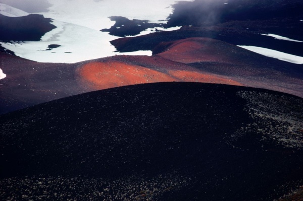 Les pentes de lave du volcan Osorno, Chili     /     Lava on the slopes of the Osorno volcano, Chile