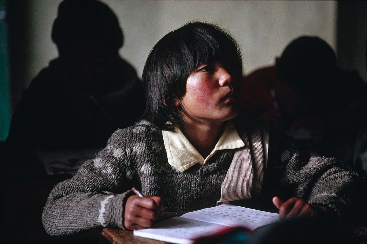 Une eleve de l&#039;ecole du TCV (Tibetan Children Village), Pathlikuhl, Himalaya indien / A student at the Tibetan Children Village school, Pathlikuhl, Indian Himalayas