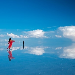 Cecilia Antequera Camacho and Ulio Santander on the Salar de Uyuni at 3653 m (Bolivia)