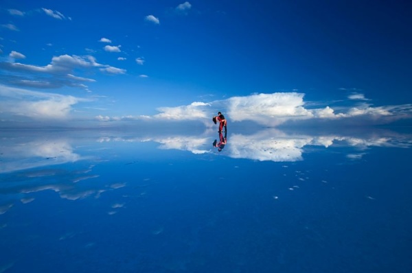 Cecilia Antequera Camacho and Ulio Santander on the Salar de Uyuni, the largest dry salt lake in the world, 3653 m above s