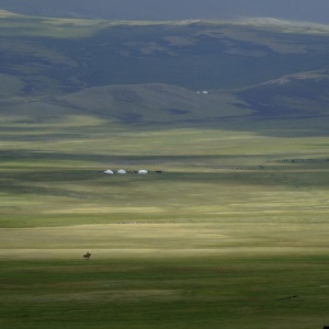 Campement d'alpage dans le massif du Haut-Altai. (Mongolie)     /     Mountain camp in the High-Altai, Mongolia.