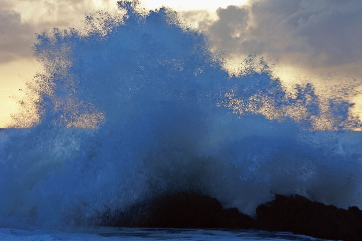 Puissance d'une vague d'écume, peninsule de Reykjanes, au sud de l'Islande